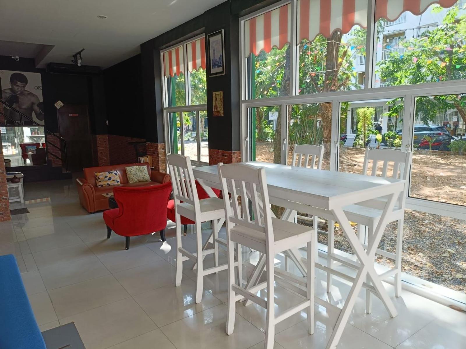 Central Perk Hotel Patong Luaran gambar